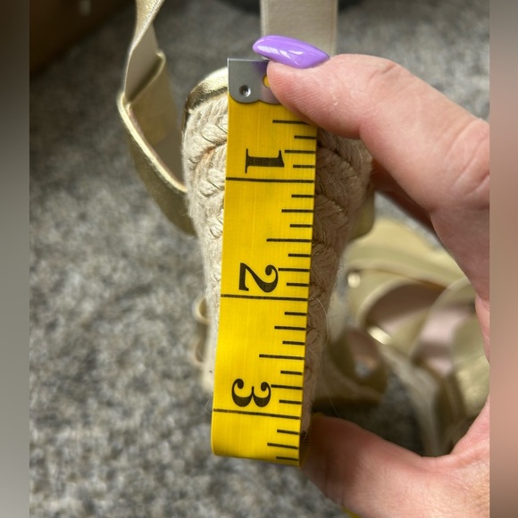 Vince Camuto metallic gold strappy wedge heels size 7.5 - Picture 5 of 7